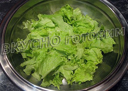 Салат из листьев салата с огурцом и кунжутом - шаг 1