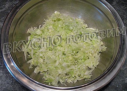 Салат из капусты с редисом и твердым сыром - шаг 1