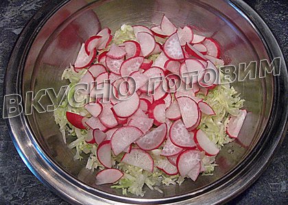 Салат из капусты с редисом и твердым сыром - шаг 2