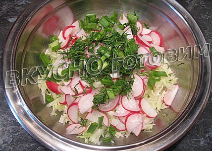 Салат из капусты с редисом и твердым сыром - шаг 3