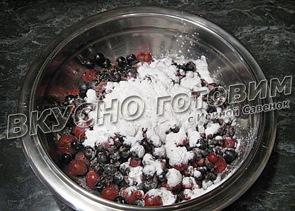 Пирог из печенья с вишнями и смородиной - шаг 1
