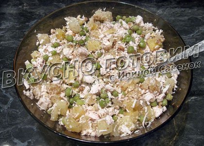 Салат с курицей и ананасами 