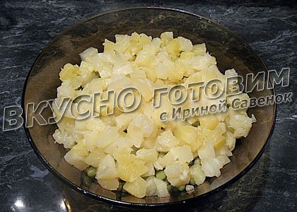 Салат с курицей и ананасами 