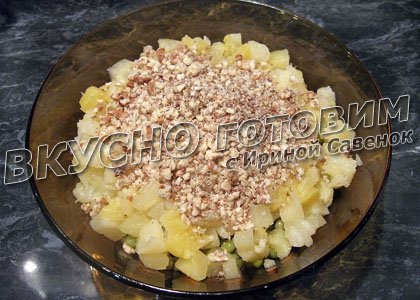 Салат с курицей и ананасами 