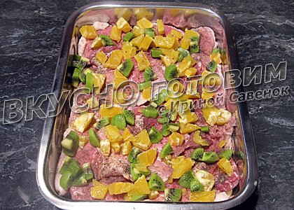 Свинина с фруктами и картошкой под сыром - шаг 3