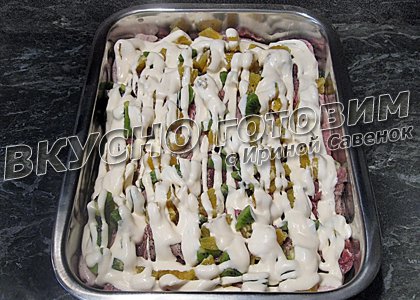 Свинина с фруктами и картошкой под сыром - шаг 4
