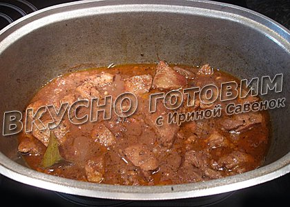 Свинина в томатном соке с изюмом и орехами - шаг 7