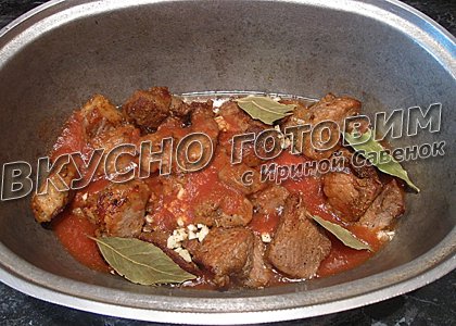 Свинина в томатном соке с изюмом и орехами - шаг 2