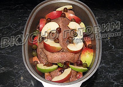Утка с яблоками и виноградом - шаг 6