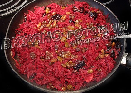 Свекла, тушенная с черносливом и изюмом - шаг 3