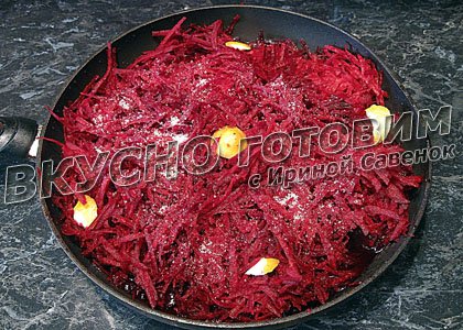 Свекла, тушенная с черносливом и изюмом - шаг 1