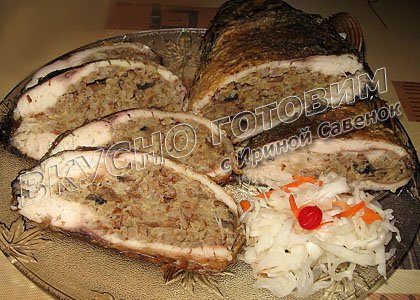 Карп фаршированный гречневой кашей и грибами - шаг 1