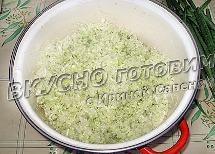 Салат из капусты с сухариками - шаг 1