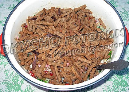 Салат из капусты с сухариками - шаг 7
