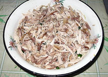 Слоенный салат с курицей и кукурузкой - шаг 3