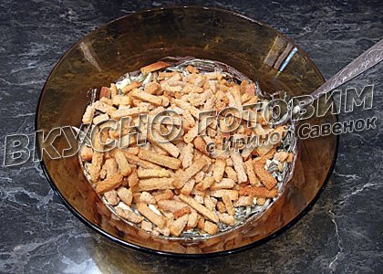Салат с морской капустой, мясом криля и сухариками - шаг 5