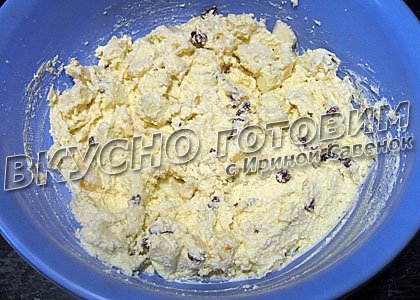 Творожная запеканка с яблоками и изюмом - шаг 4