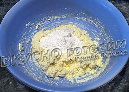 Творожная запеканка с яблоками и изюмом - шаг 2