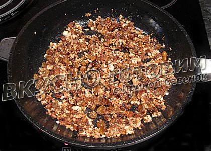 Рыба под томатным соусом с орехами и изюмом - шаг 4
