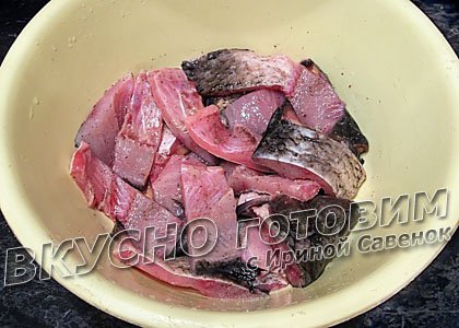 Рыба под томатным соусом с орехами и изюмом - шаг 1