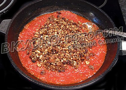 Рыба под томатным соусом с орехами и изюмом - шаг 6