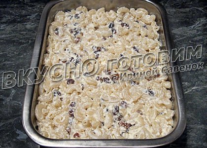 Запеканка из макарон с творогом и изюмом - шаг 5