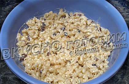 Запеканка из макарон с творогом и изюмом - шаг 4