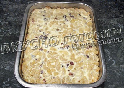 Запеканка из макарон с творогом и изюмом - шаг 7