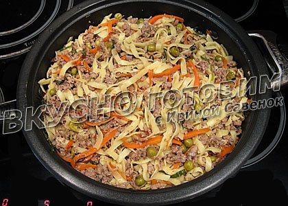 Лапша с мясным фаршем и зеленым горошком - шаг 6