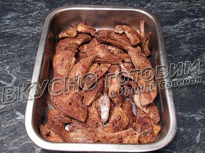 Печенка под луком и томатным соусом - шаг 1