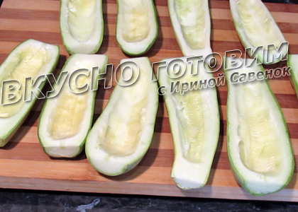 Кабачки Алые паруса, фаршированные курицей и твердым сыром - шаг 6