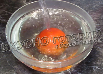 Салат из огурцов и листового салата, под красным соусом - шаг 1