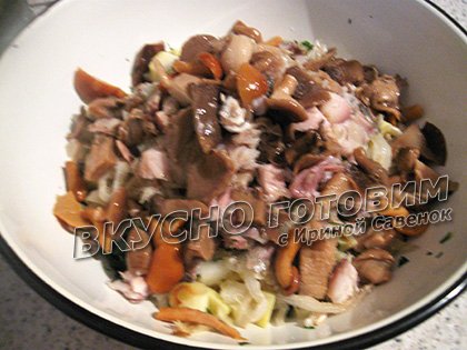 Салат рыбный с маринованными грибами - шаг 5