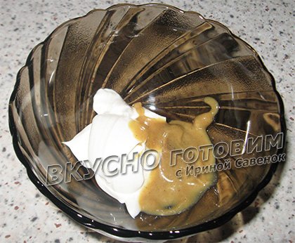 Салат рыбный с маринованными грибами - шаг 6