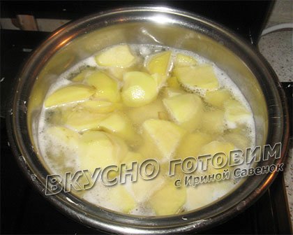 Картофель тушеный с шампиньонами по-быстрому - шаг 1