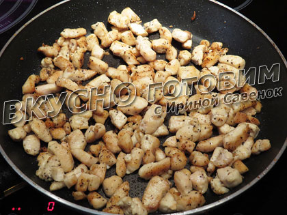 Салат с курицей, сухариками и зеленым горошком - шаг 2