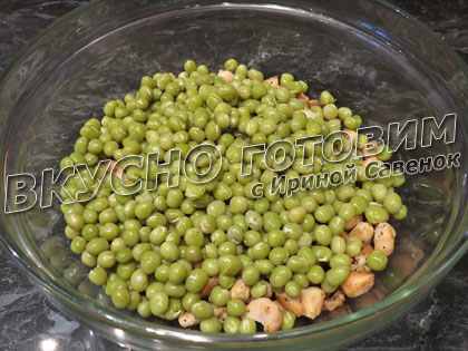 Салат с курицей, сухариками и зеленым горошком - шаг 4