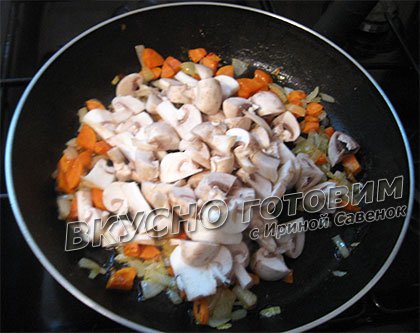 Макароны с яйцами и грибами - шаг 1