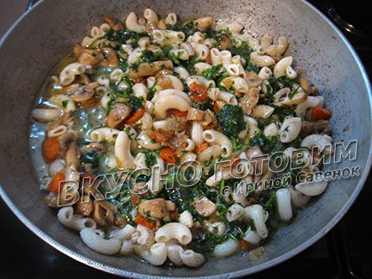 Макароны с яйцами и грибами - шаг 4
