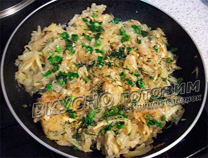 Жареный картофель с зеленым луком и укропом - шаг 2