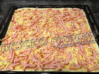 Пицца с колбасой и грибным соусом - шаг 4