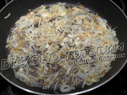 Пицца с колбасой и грибным соусом - шаг 1