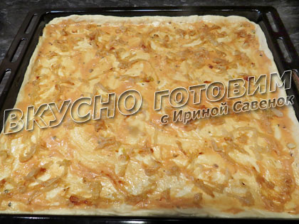 Пицца с колбасой и грибным соусом - шаг 3
