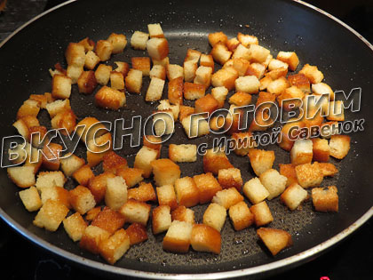Салат с сардиной, сухариками и листьями салата - шаг 1