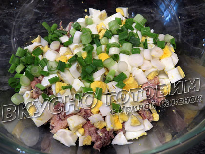Салат с сардиной, сухариками и листьями салата - шаг 4