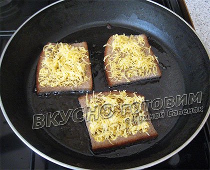 Бутерброды с яйцом и твердым сыром на завтрак - шаг 3