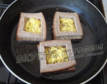 Бутерброды с яйцом и твердым сыром на завтрак - шаг 4