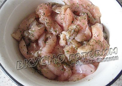 Куриные грудки с грибами в соусе - шаг 1