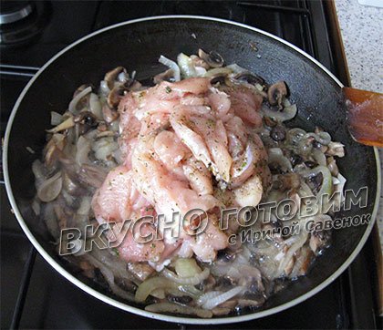 Куриные грудки с грибами в соусе - шаг 3