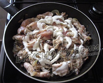Куриные грудки с грибами в соусе - шаг 4